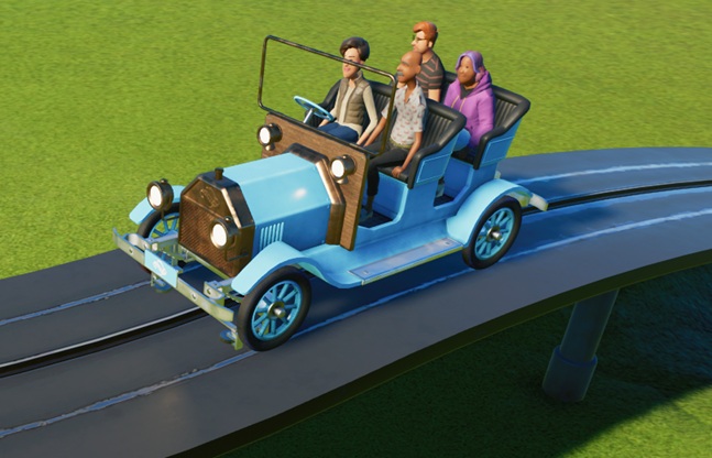 Een lichtblauwe oldtimer met vier Bezoekers erin rijdt rustig over het baantraject.