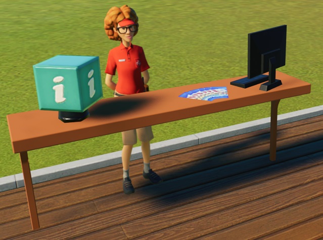 Een houten toonbank, met links een lichtblauw, kubusvormig Informatieobject (op elk zijvlak staat een i) en rechts een computerscherm. In het midden liggen folders als een waaier uitgespreid. De Verkoopster staat achter de toonbank; ze heeft een bril en een enorme bos roodbruin krulhaar.