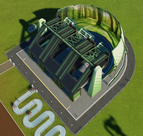 Bovenaanzicht van het Flying Theatre. Rechts van de Bewegingsinstallatie staat een halfrond projectiescherm, waarop een Bosgrond te zien is. Links ligt een blauw en bochtig Wachtrijpad.