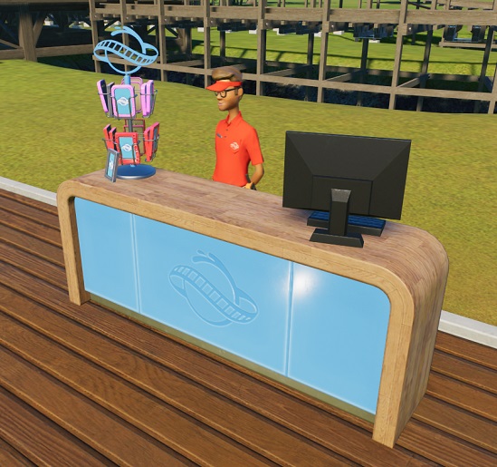 Een Fotokiosk-kassa met Verkoper. Op de houten toonbank staat links een draairek met fotokaders; rechts staat een computerscherm. Achter de Kassa zijn de steunlatten van een houten Achtbaan te zien.