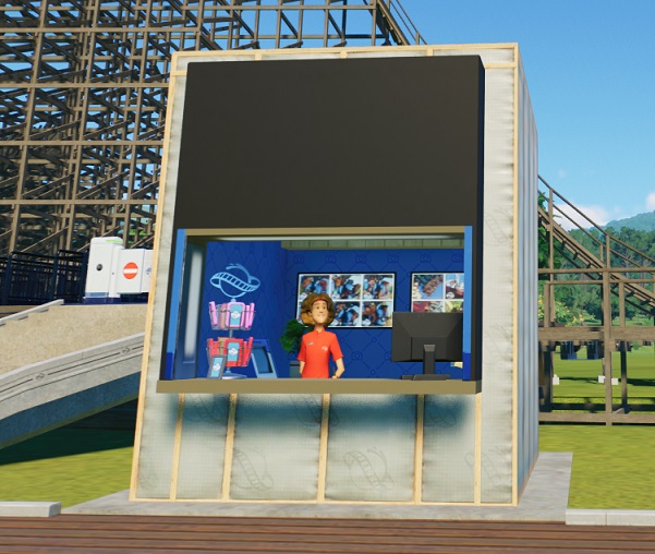 Een Verkoopster wacht op klanten in haar winkeltje. Een draairek met fotokaders staat links op haar toonbank, rechts staat een computerscherm en achteraan in de winkel zijn schermen met foto's van Achtbaanberijders te zien. Linksachter de winkel is de uitgang van een houten Achtbaan (een deel van de afdaling ligt achter de winkel) zichtbaar.