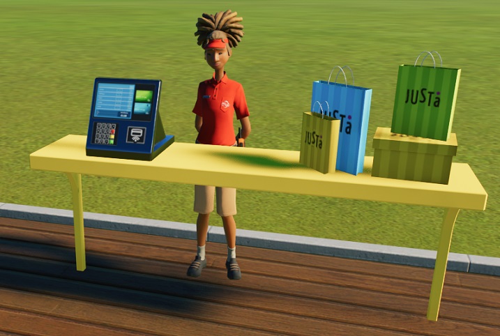 Een gele toonbank met links de betaalterminal en rechts een doos met gele, verticale strepen. Drie winkelzakken met de tekst 'Just A' erop ('Momento' is niet te zien) staan op en naast de doos. De zakken hebben allen verticale strepen. Een gele, kleine zak staat naast de doos. Achter de gele zak staat een blauwe, grote zak. Op de doos staat een groene medium zak. Middenin wacht de Verkoopster op Klanten.