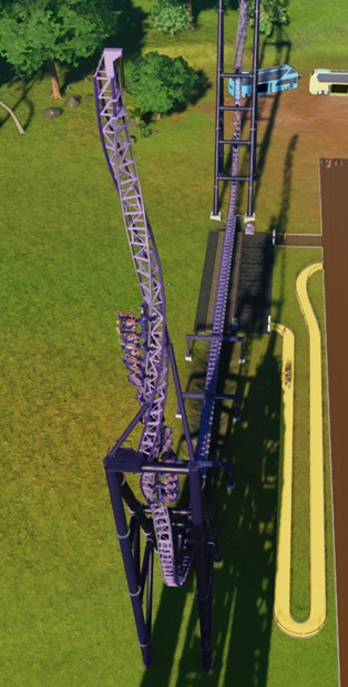 Vogelperspectief van een gedraaide toren, waar een Trein net voorbijkomt. De Achtbaan is paars gekleurd.