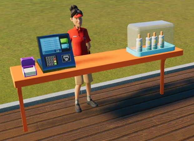 Een oranje toonbank met links de betaalterminal en servetten (?) en rechts een bewaardoos met vier tubes zonnebrandcrème erin, hoewel deze Kassa geen zonnebrandcrème verkoopt... in het midden wacht de Verkoopster op Klanten.