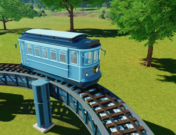 Een lichtblauw Trammetje komt door een bocht op ons afgetuft. Enkele Bezoekers zitten in de Tram. De baan is een verhoogde 'spoorweg' in een Mediterraanse omgeving.