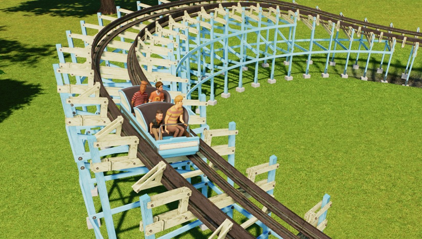 Een vierpersoonswagentje komt door een bocht op ons af. De planken in de constructie zijn lichtblauw, de planken die de rails ondersteunen zijn geelwit van kleur. De rails zijn bruin. Het wagentje is lichtblauw, met geelwitte vlakken.