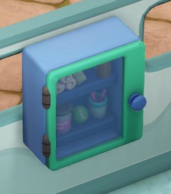 Een blauw kastje met muntgroene, doorzichtige deur hangt aan de muur. In het kastje liggen diverse medicijnen, potjes en zalfjes.