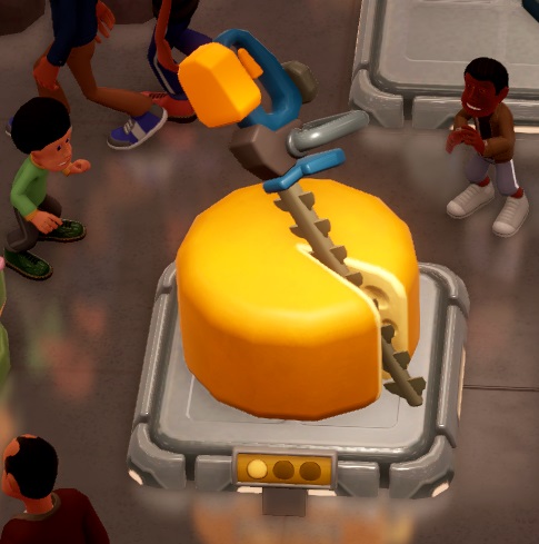 Twee Kinderen (één links, één rechts) staan te kijken naar een enorme bol Kaas. Uit de Kaas werd reeds een partje gesneden; in de snede staat de Cheese Strimmer - een enorme heggenschaar.