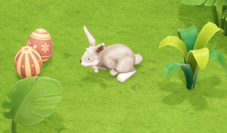 Een wit Chocolate Rabbit huppelt naar twee bruine Paaseieren (links op de foto) toe. Planten omringen het Dier.