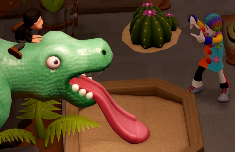 Aan de rechterkant is een Clown bezig met zijn vingers een kader te vormen, als voorbereiding op het fotograferen van een Kind op de kop van de Dinosaurus van de Prehistory Playground (aan de linkerkant).
