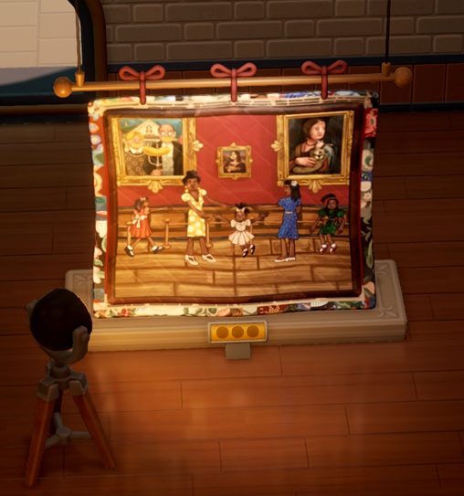 Een wandtapijt hangt aan een horizontale, houten stok. Op het tapijt staan vijf Dames (drie kinderen en twee volwassenen) die op het punt staan, te beginnen met dansen. Op de muur aan de achtergrond van het wandtapijt hangen links Two Point Gothic, middenin Miniature Lisa en rechts Lady with a Monobeast. Links voor het wandtapijt richt een staande schijnwerper zijn licht op het Museumstuk.