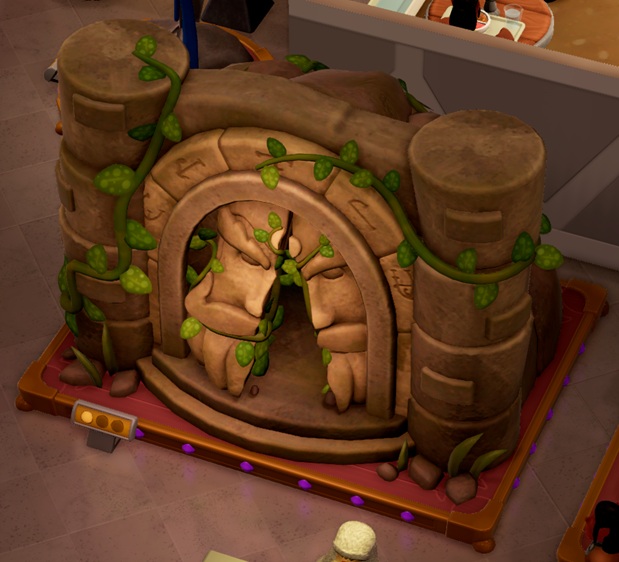 Een stenen poort, omzoomd door vreemde tekens. De poort bestaat uit twee deuren; een gezicht is op de poort gebeeldhouwd. De poort staat gedeeltelijk open. Klimop groeit over het Museumstuk.