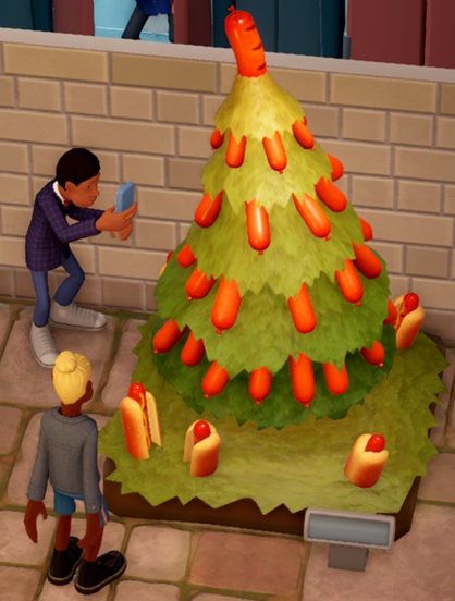 Een Evergreen Wiener Tree, een 'Kerstboom' met worstjes in plaats van Kerstballen, wordt bekeken door twee Bezoekers. Eén van hen maakt een foto.