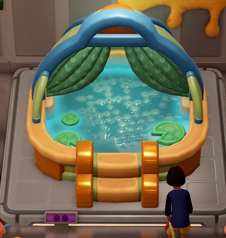 Een poeltje met enkele waterleliebladeren en vol met kikkerdril, bovenaan afgesloten door de koepel die je ook bij Mensenwiegjes terugvindt - met gordijntjes. Een Bezoeker bekijkt de Nursery rechtsonder.