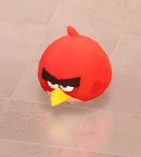 Red (van de 'Angry Birds'-franchise) ziet eruit als een rode 'bol' met een gele bek, een witte onderkant en twee booskijkende ogen.