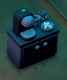 Een kastje met een koffiezet erop, naast drie kopjes. Eén kopje is gevuld met lepeltjes. Naast de koffiezet vind je ook nog een kommetje met suikerklontjes. Alles baadt in het blauwe licht van de Camera Room.