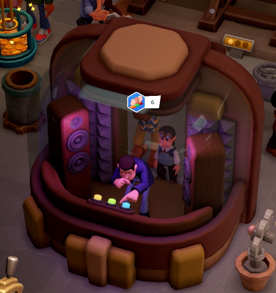 De Sound Stage is een grote ruimte met geluidwerende isolatie aan de binnenkant en rechts en links twee grote luidsprekers. Vooraan bevinden zich drie knopjes, in de kleuren geel, groen en blauw. Een Bezoeker staat op het punt een knopje in te drukken. Achter hem staat een rij wachtenden; een symbool geeft aan, dat er nog zes Bezoekers met de Sound Stage willen experimenteren.