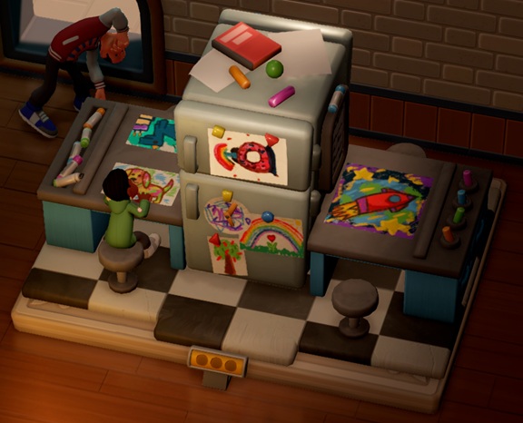 Een grote ijskast, links en rechts geflankeerd door een tekentafel gevuld met stiften. Kindertekeningen hangen op de ijskast. Aan de linkse tafel zit een kind te tekenen, terwijl een volwassen Bezoeker zich linksboven in een omgekeerde buiging wringt om het Museumstuk vanuit een ander perspectief te bekijken.