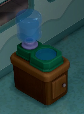 Op een klein houten kastje staat een groen Waterdrinkbakje, met achteraan een plastic reservoir.